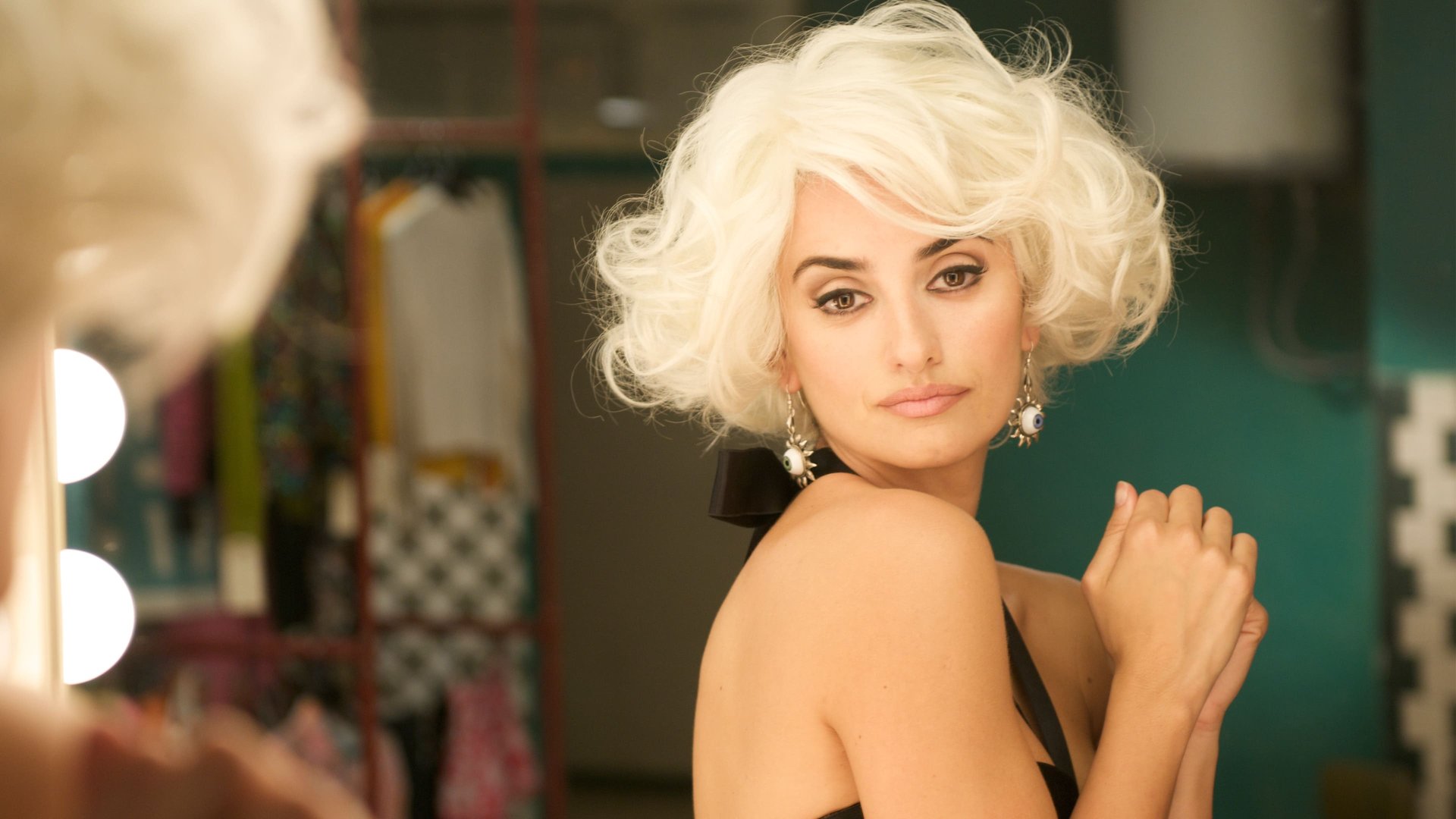 Cinematic background from Broken Embraces 2009 - Harry Caine, a blind writer, reaches this moment in time when he has to heal his wounds from 14 years back. He was then still known by his real name, Mateo Blanco, and directing his last movie.