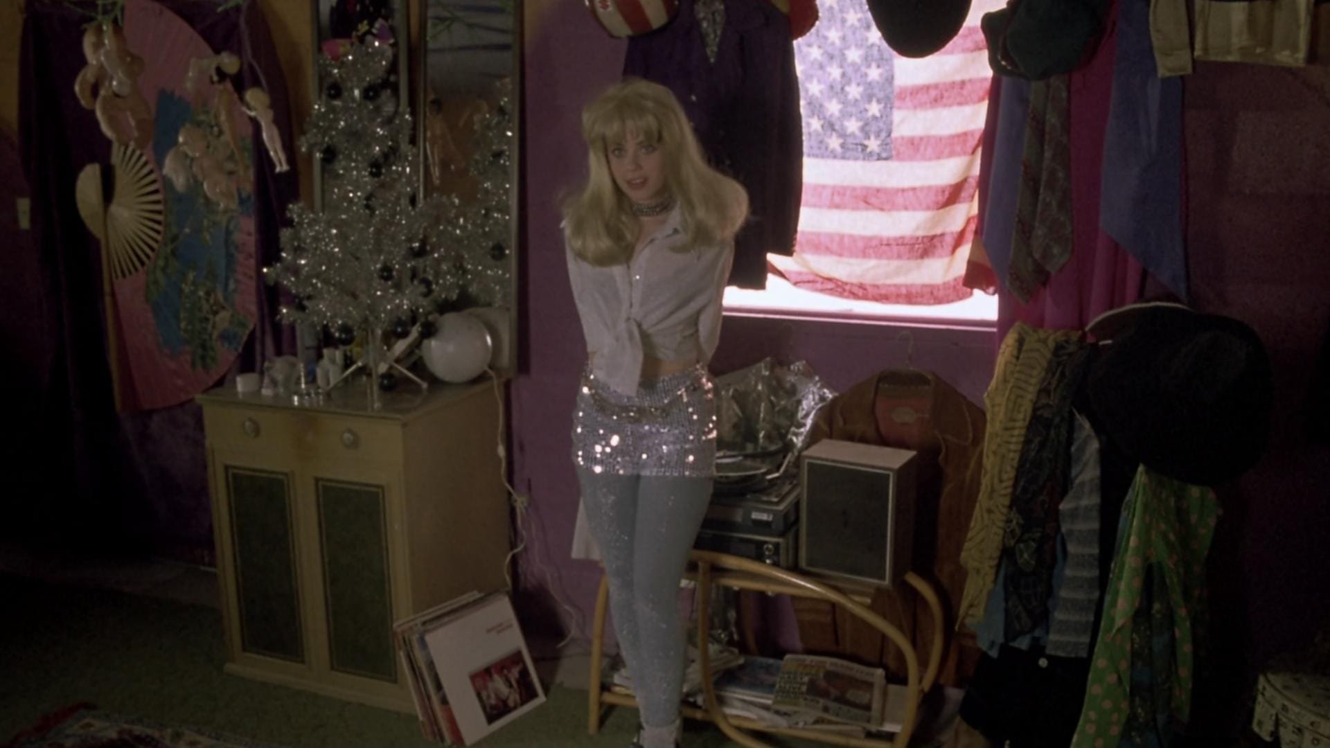 Cinematic background from Gas Food Lodging 1992 - Nora, a single mother raising two teenage daughters, Shade and Trudi, waits tables at a truck-stop diner in a small New Mexico town. The beautiful and rebellious Trudi drops out of school and gets a job alongside Nora, while the younger Shade whittles away her time at Spanish movie matinees. Their lives are turned upside down when Trudi becomes pregnant and the girls' absent father returns.