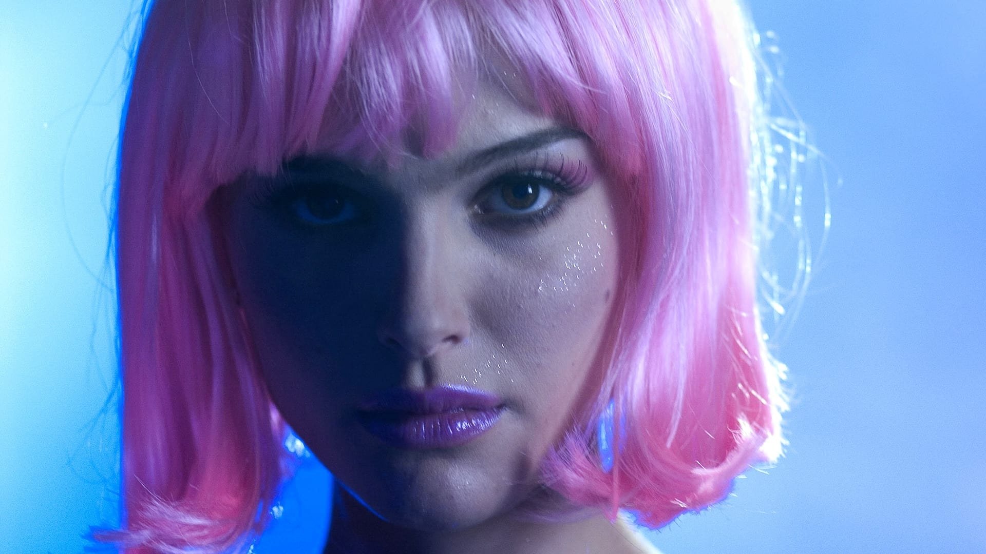 Cinematic background from Closer 2004 - Two couples disintegrate when they begin destructive adulterous affairs with each other.