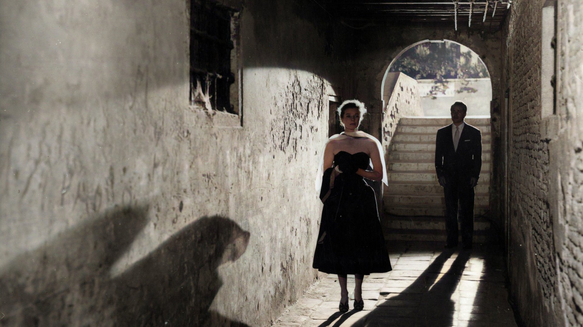 Cinematic background from Summertime 1955 - Middle-aged Ohio secretary Jane Hudson has never found love and has nearly resigned herself to spending the rest of her life alone. But before she does, she uses her savings to finance a summer in romantic Venice, where she finally meets the man of her dreams, the elegant Renato Di Rossi.