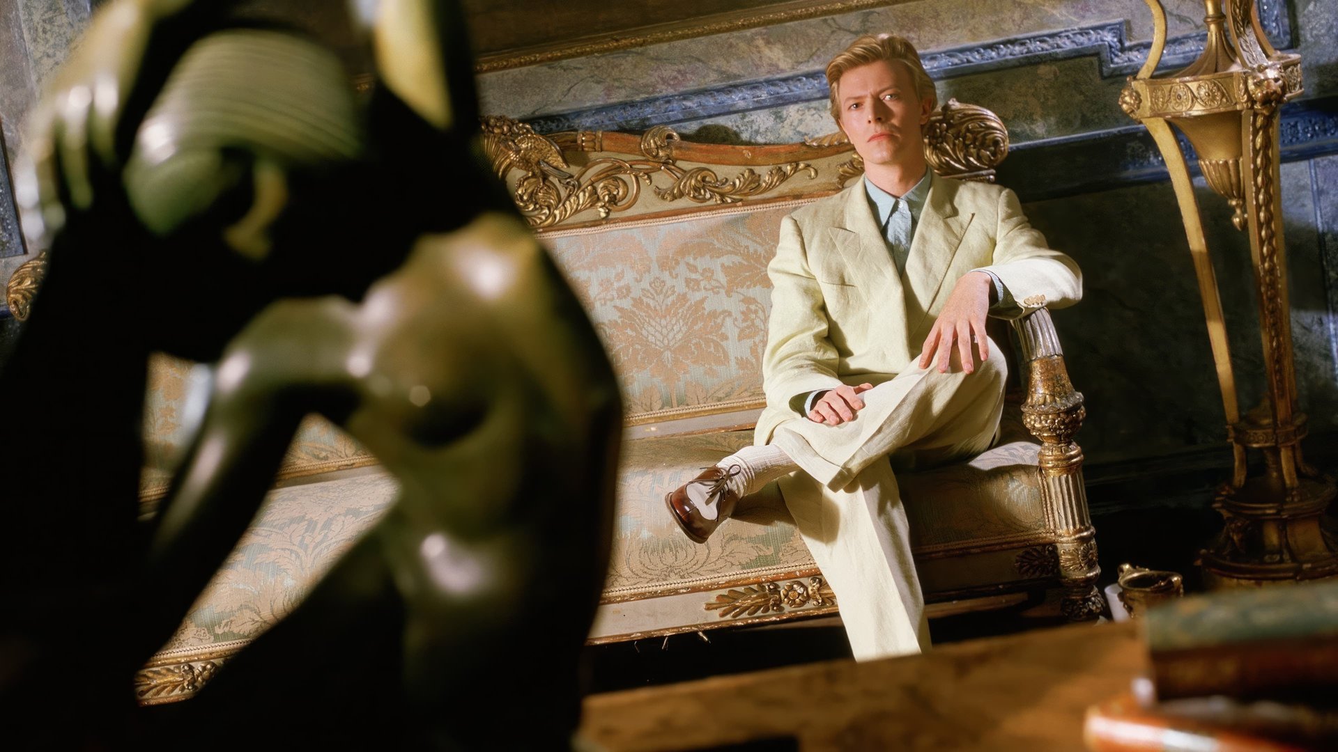 Cinematic background from The Hunger 1983 - Miriam promises her lovers the gift of eternal life, but John, her companion for centuries, suddenly discovers that he is getting old minute by minute, so he looks for Dr. Sarah Roberts, a researcher on the mechanisms of aging, and asks her for help.