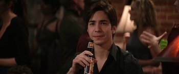 Movie still from “He's Just Not That Into You” (2009), directed by Ken Kwapis – A man holding a bottle of beer in his hand; Close Up shot, Over the shoulder angle