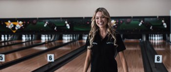 Movie still from “Tucker and Dale vs Evil” (2010), directed by Eli Craig – A woman standing in front of a bowling alley; Close Up shot, Low angle