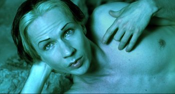 Movie still from “Hedwig and the Angry Inch” (2001), directed by John Cameron Mitchell – A person with his arms on his chest; Close Up shot, Overhead angle