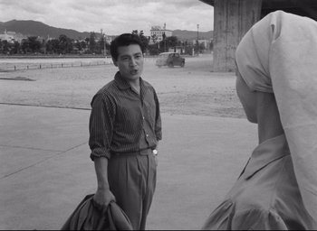 Movie still from “Hiroshima Mon Amour” (1959), directed by Alain Resnais – A black and white photo of a man and a woman; Medium shot, Over the shoulder angle