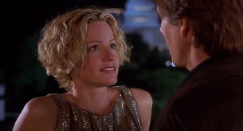 Movie still from “Hollow Man” (2000), directed by Paul Verhoeven – A woman is talking to a man in a dress; Close Up shot, Over the shoulder angle