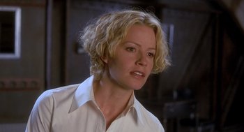 Movie still from “Hollow Man” (2000), directed by Paul Verhoeven – A woman with blonde hair wearing a white shirt; Close Up shot, Low angle