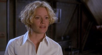 Movie still from “Hollow Man” (2000), directed by Paul Verhoeven – A woman with blonde hair wearing a white shirt; Close Up shot, Low angle