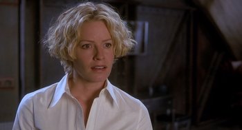 Movie still from “Hollow Man” (2000), directed by Paul Verhoeven – A woman with blonde hair wearing a white shirt; Close Up shot, Over the shoulder angle