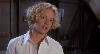 Movie still from “Hollow Man” (2000), directed by Paul Verhoeven – A woman with blonde hair wearing a white shirt; Close Up shot, Low angle