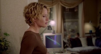 Movie still from “Hollow Man” (2000), directed by Paul Verhoeven – A woman standing in front of a computer monitor; Medium shot, Over the shoulder angle