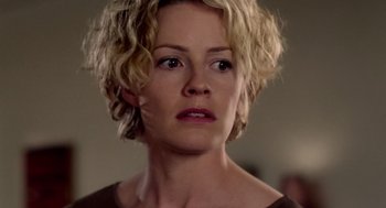 Movie still from “Hollow Man” (2000), directed by Paul Verhoeven – A person with short blonde hair; Close Up shot, Over the shoulder angle