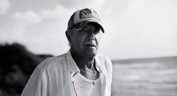 Movie still from “Holy Lands” (2017), directed by Amanda Sthers – An older man wearing a hat and a white shirt; Close Up shot, Low angle