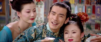 Movie still from “House of Flying Daggers” (2004), directed by Yimou Zhang – A man and two women are posing for a picture; Close Up shot, Over the shoulder angle