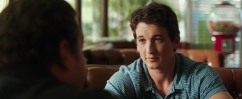 Movie still from “War Dogs” (2016), directed by Todd Phillips – A man sitting in front of another man in front of a window; Close Up shot, Over the shoulder angle