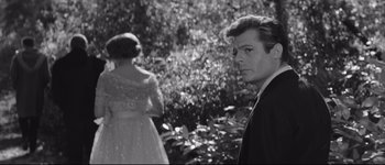Movie still from “La Dolce Vita” (1960), directed by Federico Fellini – A black and white photo of a man and a woman; Close Up shot, Over the shoulder angle