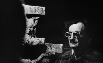 Movie still from “La Jetée” (1962), directed by Chris Marker – A black and white photo of a man wearing glasses; Close Up shot, Low angle