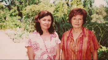 Movie still from “Lake Mungo” (2008), directed by Joel Anderson – Two women standing next to each other in front of trees; Close Up shot, High angle