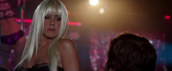 Movie still from “We're the Millers” (2013), directed by Rawson Marshall Thurber – A woman with long white hair standing next to a man; Close Up shot, Over the shoulder angle
