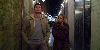 Movie still from “Last Christmas” (2019), directed by Paul Feig – A man and a woman standing next to each other in an alleyway at night; Medium shot, Over the shoulder angle