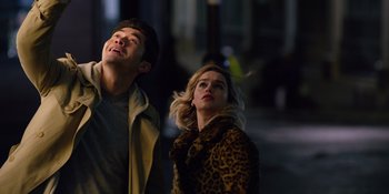 Movie still from “Last Christmas” (2019), directed by Paul Feig – A man and a woman standing next to each other on a street; Medium shot, Low angle