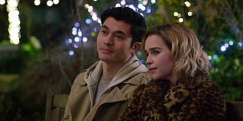 Movie still from “Last Christmas” (2019), directed by Paul Feig – A man and a woman sitting next to each other in front of lights; Close Up shot, Over the shoulder angle