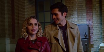 Movie still from “Last Christmas” (2019), directed by Paul Feig – A man and a woman standing next to each other in front of a brick wall; Close Up shot, Over the shoulder angle