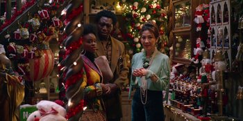 Movie still from “Last Christmas” (2019), directed by Paul Feig – A group of people standing in front of a christmas tree; Medium shot, Over the shoulder angle
