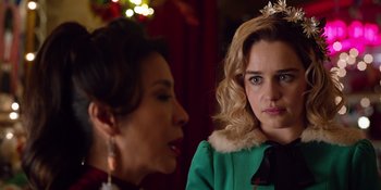 Movie still from “Last Christmas” (2019), directed by Paul Feig – Two women are talking in front of a christmas tree; Close Up shot, Over the shoulder angle