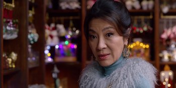 Movie still from “Last Christmas” (2019), directed by Paul Feig – A person wearing a dress; Close Up shot, Over the shoulder angle