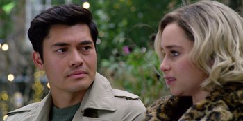 Movie still from “Last Christmas” (2019), directed by Paul Feig – A man and a woman standing next to each other; Close Up shot, Over the shoulder angle