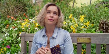 Movie still from “Last Christmas” (2019), directed by Paul Feig – A woman sitting on top of a wooden park bench; Close Up shot, Over the shoulder angle