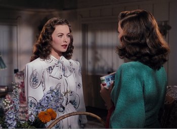 Movie still from “Leave Her to Heaven” (1945), directed by John M. Stahl – A woman is holding a cup in front of a mirror; Medium shot, Over the shoulder angle