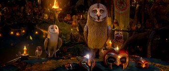 Movie still from “Legend of the Guardians: The Owls of Ga'Hoole” (2010), directed by Zack Snyder – An owl is standing in front of a group of other owls; Wide shot, High angle