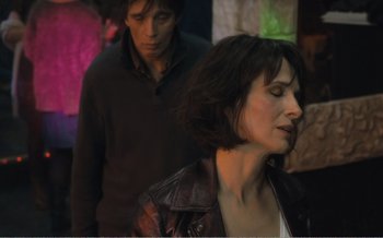 Movie still from “Let the Sunshine In” (2017), directed by Claire Denis – A man and a woman standing next to each other; Close Up shot, Over the shoulder angle
