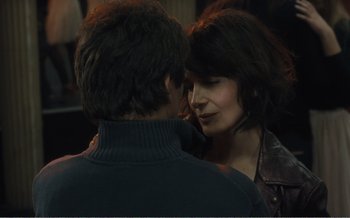 Movie still from “Let the Sunshine In” (2017), directed by Claire Denis – A man and a woman standing next to each other; Close Up shot, Over the shoulder angle