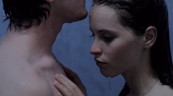 Movie still from “Like Crazy” (2011), directed by Drake Doremus – A man and a woman face to face in front of a blue background; Close Up shot, Over the shoulder angle