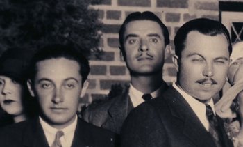 Movie still from “Lions Love (... and Lies)” (1969), directed by Agnès Varda – A group of men standing next to each other in front of a brick wall; Close Up shot, Low angle