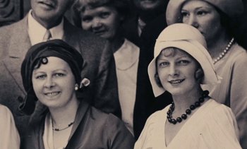 Movie still from “Lions Love (... and Lies)” (1969), directed by Agnès Varda – An old photo of a group of people wearing hats; Close Up shot, Low angle