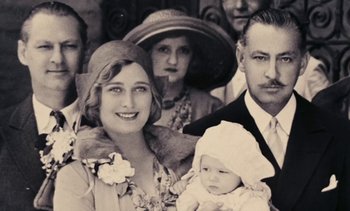 Movie still from “Lions Love (... and Lies)” (1969), directed by Agnès Varda – An old photograph of a family posing for a picture; Close Up shot, High angle