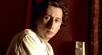 Movie still from “Lock, Stock and Two Smoking Barrels” (1998), directed by Guy Ritchie – A person wearing a white shirt; Close Up shot, Low angle