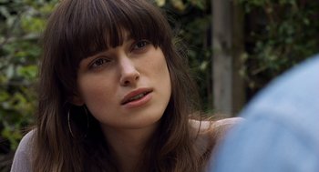 Movie still from “London Boulevard” (2010), directed by William Monahan – A person with long brown hair; Close Up shot, Over the shoulder angle