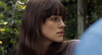 Movie still from “London Boulevard” (2010), directed by William Monahan – A person with long brown hair; Close Up shot, Over the shoulder angle
