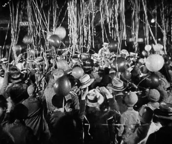 Movie still from “Lonesome” (1928), directed by Pál Fejös – A black and white photo of a crowd of people; Extreme Wide shot, Overhead angle