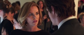 Movie still from “Long Shot” (2019), directed by Jonathan Levine – A woman and a man are talking to each other; Close Up shot, Over the shoulder angle