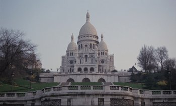 Movie still from “Love on the Run” (1979), directed by François Truffaut – A large building with many domes on top of it; Extreme Wide shot, Low angle