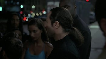 Movie still from “Made” (2001), directed by Jon Favreau – A man with long hair is standing next to a woman; Close Up shot, Over the shoulder angle