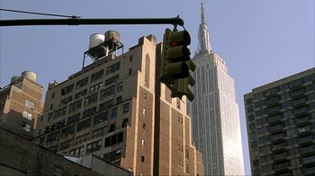 Movie still from “Made” (2001), directed by Jon Favreau – A traffic light in front of a tall building; Extreme Wide shot, Low angle