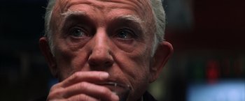 Movie still from “Magnolia” (1999), directed by Paul Thomas Anderson – An older man with white hair is smoking a cigarette; Extreme Close Up shot, Over the shoulder angle