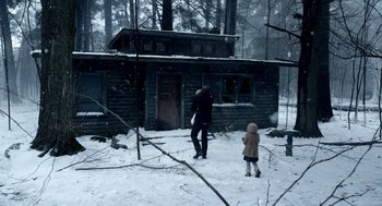 Movie still from “Mama” (2013), directed by Andy Muschietti – A man and a small child standing in front of a log cabin; Wide shot, Over the shoulder angle